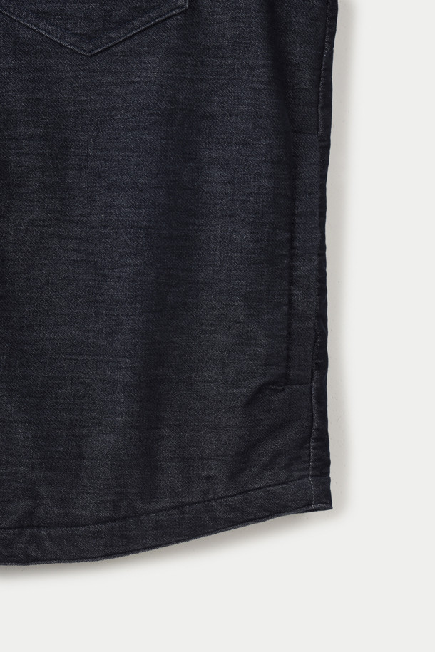 투톤 소프트 코듀로이 퀼팅 아우터셔츠는 부드러운 촉감의 코듀로이 소재와 3M 신슐레이트 충전재를 사용하여 보온성과 경량성을 동시에 갖춘 아우터셔츠입니다. 간절기와 겨울철, 데일리 및 캐주얼 스타일 모두 소화 가능하며, 출근룩과 캠핑룩에도 활용하기 좋습니다. 셔츠형 디자인에 레귤러핏으로 편안하게 착용할 수 있으며, 가슴 빅 포켓, 하단 사선 포켓, 라운드 밑단, 배색 디테일이 돋보입니다. 무지 패턴의 투톤 컬러로 캐주얼, 클래식, 미니멀 등 다양한 스타일을 연출할 수 있습니다. 스냅 여밈 방식으로 편의성을 더했습니다.
