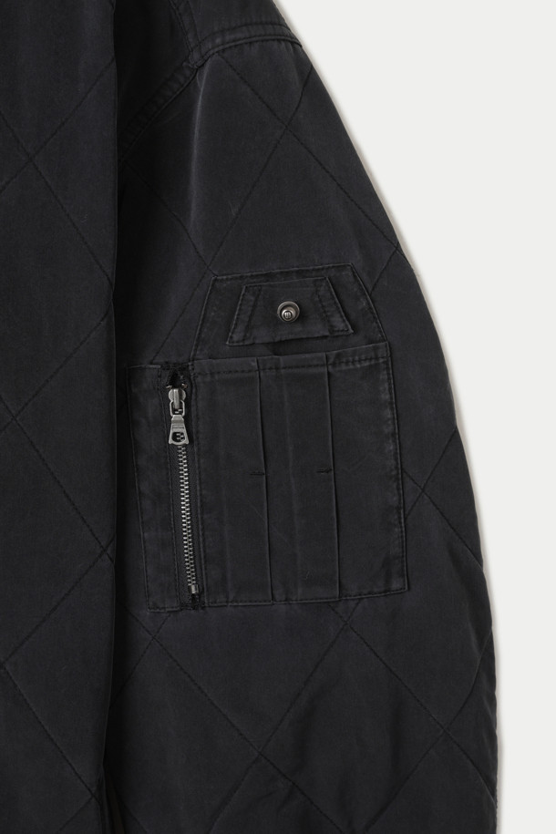 피그 코팅 퀼팅 아우터 셔츠는 남녀 모두 착용 가능한 캐주얼하고 미니멀한 스타일의 아우터입니다. 가을과 겨울에 어울리는 두꺼운 두께감과 뻣뻣한 촉감의 피그 코팅 소재로 제작되어 보온성을 높였습니다. 셔츠형 디자인에 퀼팅 디테일이 더해져 독특한 멋을 연출하며, 레귤러핏으로 편안한 착용감을 선사합니다. 블랙 컬러의 크롭 기장으로, 다양한 스타일링에 활용하기 좋습니다. 버튼 여밈 방식과 긴 소매 기장으로 디자인되었습니다.
