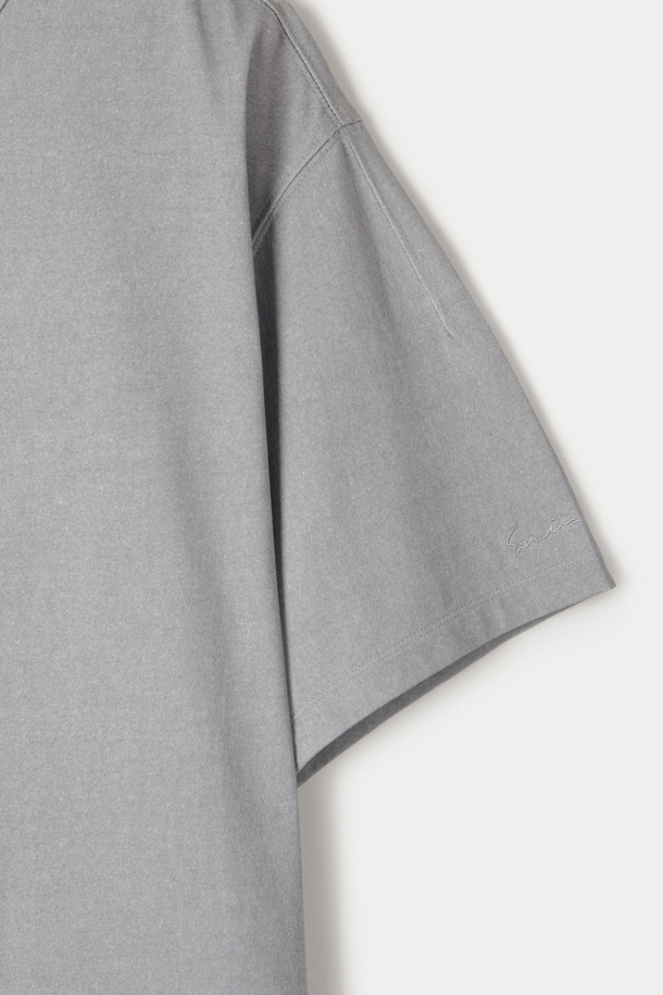 부드러운 촉감의 워싱 반팔 티셔츠입니다. 자연스러운 빈티지 스타일과 베이직한 디자인으로 일상에서 편안하게 착용하기 좋습니다. 얇은 두께감과 통기성으로 여름철 시원하게 입을 수 있으며, 오버핏으로 제작되어 편안한 착용감을 선사합니다. 그레이 컬러의 무지 디자인에 넥 라인 바인딩, 어깨 다트, 로고 자수, 옆선 트임 디테일을 더해 포인트를 주었습니다. 동네 마실룩, 카페룩 등 캐주얼하고 미니멀한 스타일 연출에 적합합니다.
