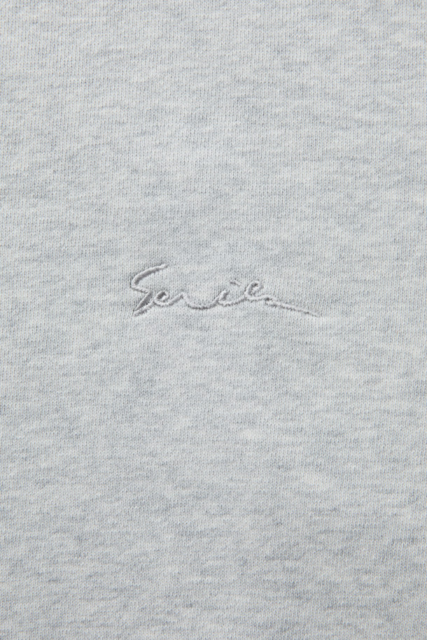 빈티지한 감성을 담은 프린팅 멜란지 스웻 셔츠입니다. 부드러운 촉감과 두꺼운 기모 안감으로 겨울철 따뜻하게 착용하기 좋습니다. 멜란지 그레이 컬러에 캐주얼하고 빈티지한 스타일을 더했으며, 레귤러핏으로 편안한 착용감을 선사합니다. 등판 로고 자수 및 아플리케, 소매단 로고 자수, 전면 스티치 디테일, 빈티지 워싱 가공으로 디자인의 완성도를 높였습니다. 집콕룩, 산책룩 등 다양한 TPO에 캐주얼, 미니멀, 클래식 스타일로 활용하기 좋습니다.
