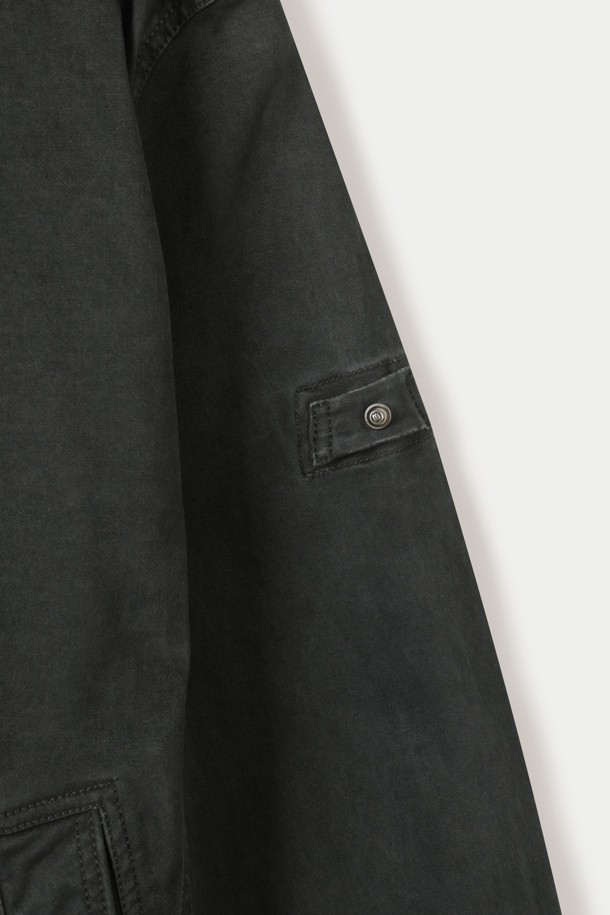 빈티지 숏 점퍼는 레이온과 텐셀 혼방 소재로 제작되어 부드러운 촉감을 선사합니다. 봄, 가을 간절기에 적합하며, 캐주얼, 미니멀, 클래식 스타일 연출에 용이합니다. 블랙 컬러의 무지 디자인에 숏 기장으로 트렌디함을 더했으며, 스탠다드핏으로 편안하게 착용할 수 있습니다. 지퍼형 여밈 방식과 장식 스티치 디테일이 돋보이며 워싱 가공으로 빈티지한 분위기를 자아냅니다. 동네 마실룩, 산책룩에 활용하기 좋으며, 신축성이 있어 활동성을 높였습니다. 단독 세탁 및 이염에 주의하여 관리해야 합니다.
