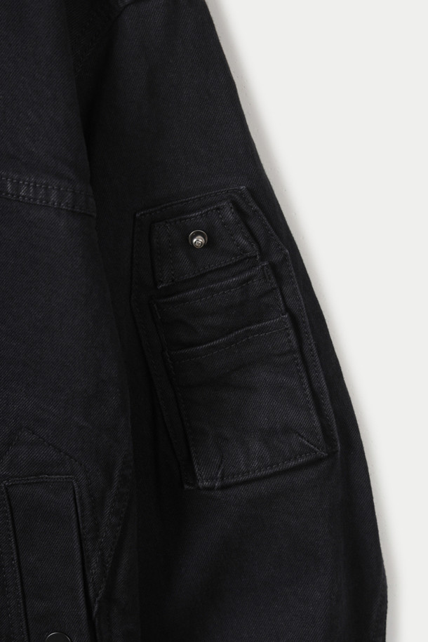 스모킹 데님 MA-1은 빈티지한 감성을 담은 남녀 공용 점퍼입니다. 블랙 컬러의 무지 디자인으로, 데이트룩이나 가을 나들이룩에 활용하기 좋습니다. 허리선 기장의 세미 루즈핏으로 편안하게 착용 가능하며, 스모킹 봉제 디테일, 워싱 가공, 빈티지 텍스처가 특징입니다. 간절기에 입기 좋은 홑겹 두께이며, 집업 방식으로 간편하게 여밀 수 있습니다. 클래식, 미니멀, 캐주얼 스타일을 모두 소화할 수 있는 활용도 높은 아우터입니다.
