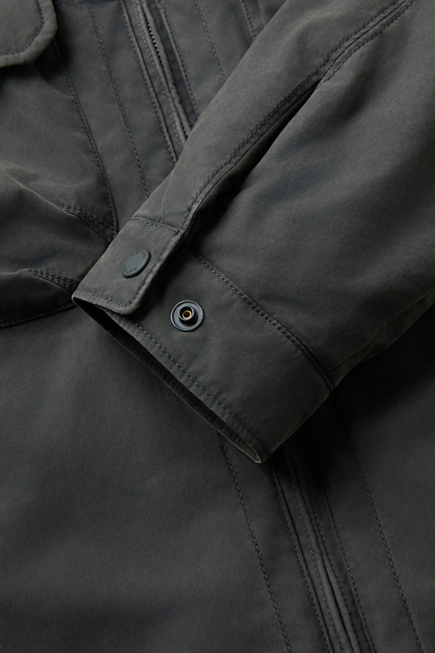 피그워싱 면패딩 점퍼는 간절기에 적합한 베이직 스타일의 남성 아우터입니다. 부드러운 촉감의 면 소재로 제작되었으며, 그레이 컬러의 무지 디자인으로 다양한 룩에 매치하기 좋습니다. 피그워싱 가공을 통해 자연스러운 외관을 연출하며, 방풍/방수 기능과 3M 신슐레이트 충전재, 항아리 퀼팅으로 보온성을 높였습니다. 일상생활은 물론 가을 나들이룩, 겨울 데일리룩에도 활용하기 좋은 캐주얼, 미니멀, 클래식 스타일의 점퍼입니다. 집업 여밈 방식과 레귤러핏으로 편안하게 착용할 수 있으며, 긴 소매와 아웃포켓 디테일이 특징입니다.
