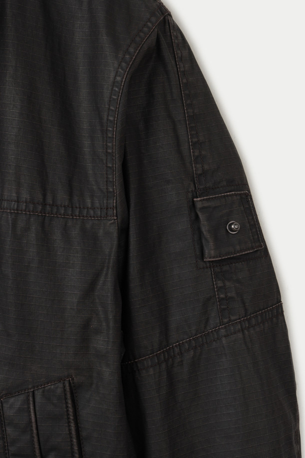 이탈리아 립스탑 카본 코팅 원단을 사용하여 방풍 및 발수 기능을 갖춘 립스탑 워크 블루종 점퍼입니다. 블랙 컬러의 무지 디자인으로, 간절기에 캐주얼하고 빈티지한 스타일을 연출하기 좋습니다. 루즈핏과 세미오버핏으로 편안한 착용감을 제공하며, 부드럽고 유연한 면 소재로 제작되었습니다. 빌트인 가죽 칼라와 탈착 가능한 칼라, 신슐레이트 충전재를 통해 보온성을 높였으며, 레이어드하여 다양한 스타일을 연출할 수 있습니다. 동네 마실룩, 여행룩, 가을 나들이룩 등 다양한 TPO에 활용하기 좋은 워크웨어 스타일의 점퍼입니다.
