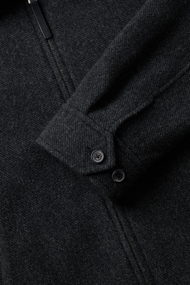 **핸드메이드 블루종**

부드러운 울, 캐시미어, 스웨이드 소재가 조화롭게 어우러져 포근한 착용감을 선사하는 핸드메이드 블루종입니다. 간절기와 겨울철, 데이트룩, 모임룩 등 다양한 TPO에 활용하기 좋으며, 클래식, 미니멀, 캐주얼 스타일을 모두 아우릅니다. 블랙 컬러의 무지 디자인에 세미 루즈핏으로 편안함을 더했으며, 니트 립 마감, 사선 포켓, 스웨이드 배색 디테일이 빈티지 무드를 자아냅니다. 핸드메이드 봉제 방식으로 제작되어 높은 퀄리티를 자랑하는 숏 기장의 집업 블루종입니다.
