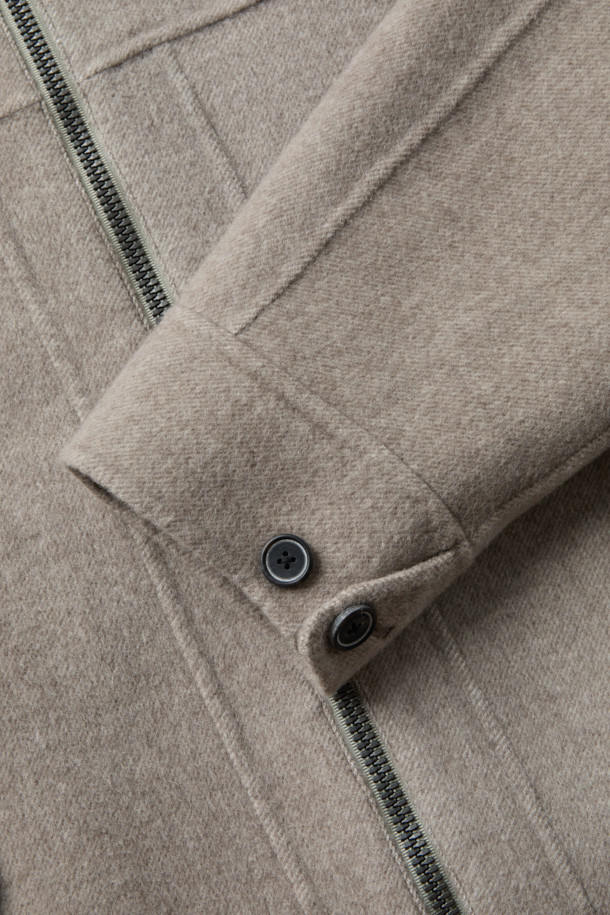 부드러운 울과 캐시미어 혼방 소재로 제작되어 포근한 착용감을 선사하는 핸드메이드 스탠드넥 블루종입니다. 미니멀, 빈티지, 캐주얼 스타일을 아우르며, 가을, 겨울 시즌 데일리룩, 산책룩, 동네 마실룩에 적합합니다. 세미 오버핏으로 편안하게 떨어지는 핏과 드롭된 어깨 라인이 특징이며, 스탠드넥 디자인으로 목을 따뜻하게 감싸줍니다. 밑단 니트 립 마감과 정전기 방지 안감으로 실용성을 높였으며, 무지 디자인으로 다양한 스타일 연출이 용이합니다.
