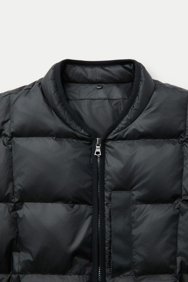 **미들레이어 경량 다운 점퍼**는 가을과 겨울, 일상 및 아웃도어 활동에 적합한 남녀 공용 아우터입니다. 블랙 색상의 무지 디자인으로 미니멀하고 베이직한 스타일을 연출하며, 집업 여밈 방식과 베이직핏으로 편안한 착용감을 선사합니다. 초경량 나일론 소재와 구스다운 충전재를 사용하여 가볍고 따뜻하며, 발수 및 방풍 코팅으로 기능성을 더했습니다. 빌트인 후드 분리가 가능하며, 접밴드 및 절개 보강 설계를 통해 활동성을 높였습니다. 출근룩과 여행룩 등 다양한 TPO에 활용할 수 있는 실용적인 아이템입니다.
