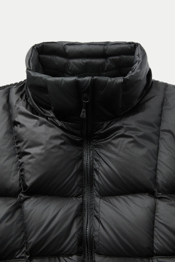 **니트 하이브리드 아우터**는 겨울철 추위에도 끄떡없는 보온성을 제공하는 남성용 점퍼입니다. 무지 디자인에 블랙 컬러로, 캐주얼 및 스포티 스타일을 연출하기 좋습니다. 부드러운 촉감의 니트 소재와 방풍, 발수 기능을 갖춘 초경량 아우터로, 탈부착 후드가 있어 레이어링이 용이합니다. 머스코비 덕다운 충전재를 사용하여 보온성을 극대화했으며, 출근룩이나 여행룩 등 다양한 TPO에 활용 가능합니다. 레귤러핏에 긴 소매, 집업 스타일로 편안하고 활동적인 착용감을 선사합니다.
