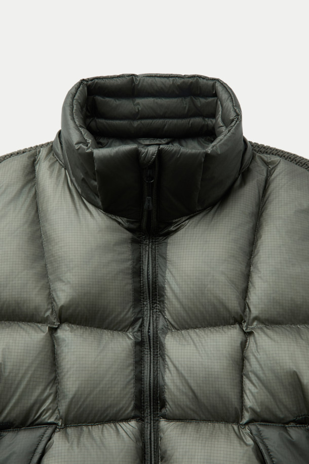 세련된 니트 하이브리드 아우터 점퍼입니다. 캐주얼, 미니멀, 클래식 스타일을 아우르며, 일상과 출근룩에 모두 잘 어울립니다. 카키 및 올리브 색상으로 출시되어 겨울철 스타일링에 포인트를 더합니다. 초경량 나일론과 니트 소재의 조합으로 뛰어난 착용감과 보온성을 제공하며, 덕다운 충전재, 방풍, 발수 기능, 탈부착 후드, 하이브리드 디자인 등 다양한 특징을 갖췄습니다. 레귤러핏에 집업 스타일로 편안함과 활동성을 동시에 잡았습니다.
