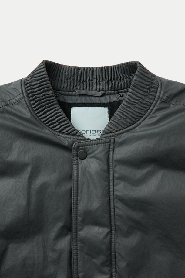 올메텍스 카본 라파예트는 남성용 겨울 점퍼입니다. 카본 및 블랙 컬러로 출시되었으며, 밀리터리와 빈티지 스타일을 동시에 느낄 수 있습니다. MA-1, B-15 코트 타입 디자인에 탈부착 가능한 리얼 FUR 칼라와 구스다운 충전재를 사용하여 보온성을 높였습니다. 방풍 및 발수 기능을 갖춘 면혼방 소재에 카본 코팅 처리와 빈티지 워싱 가공으로 내구성을 더했으며, 세미루즈핏과 드롭 숄더 디자인으로 편안한 착용감을 제공합니다. 출근룩, 여행룩, 클래식, 미니멀, 워크웨어 스타일을 즐기는 분들께 추천합니다.
