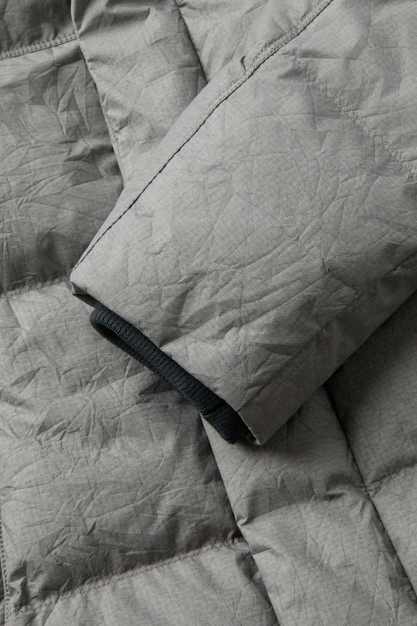 이탈리안 테크니컬 패브릭 크랙 레이어 숏패딩은 겨울철 일상 및 여행, 산책 시 캐주얼하고 미니멀한 스타일을 연출하기에 좋습니다. 3-Layer 기능성 원단과 피그 워싱 가공으로 빈티지한 외관을 자랑하며, 방수, 방풍, 수분 배출 기능으로 쾌적함을 유지합니다. 덕다운 충전재와 두꺼운 두께감으로 보온성을 높였으며, 세미루즈핏으로 편안한 착용감을 선사합니다. 그레이 컬러에 무지 패턴, 사선 포켓, 니트 립 트리밍 및 세로/가로 퀼팅 믹스 디테일이 돋보이는 숏패딩입니다.
