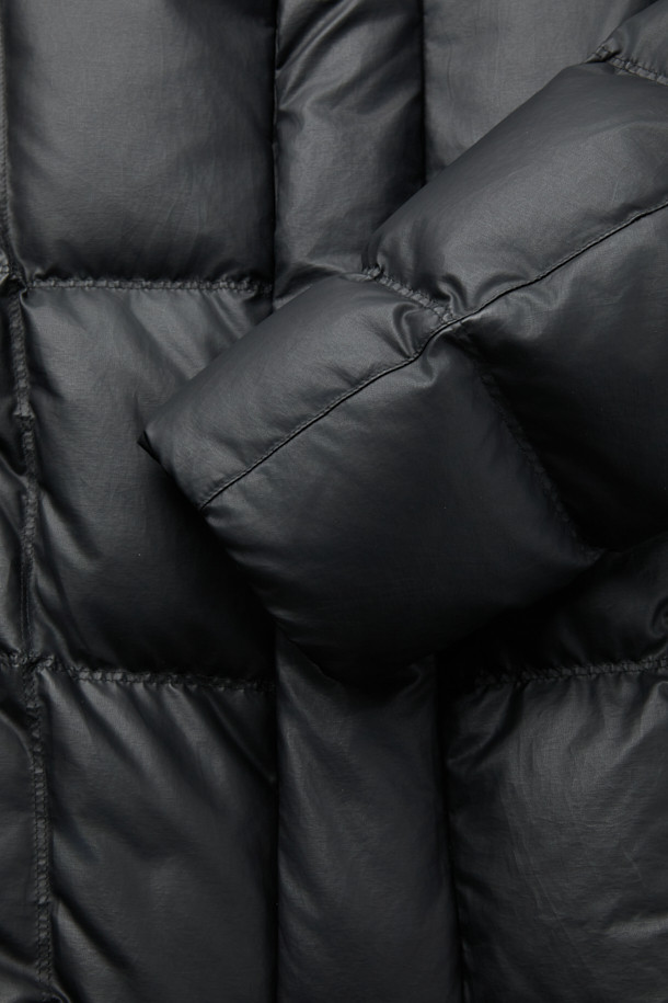 레더라이크 숏 패딩은 세련된 겨울 스타일을 완성하는 필수템입니다. 인조 가죽 소재와 퀼팅 디자인이 어우러져 캐주얼하면서도 모던한 분위기를 연출합니다. 덕다운 충전재와 방풍, 발수 기능으로 보온성을 높였으며, 경량 설계로 편안한 착용감을 제공합니다. 스탠드 넥과 니트립 소맷단, 사이드 포켓 디테일로 실용성을 더했으며, 출근룩과 여행룩 등 다양한 TPO에 활용 가능합니다. 블랙 컬러의 세미루즈핏으로 어떤 스타일에도 쉽게 매치하여 미니멀, 클래식 무드를 연출할 수 있습니다.
