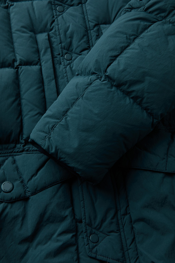 **구스다운 에어트루퍼**는 겨울철 추위로부터 당신을 보호해 줄 방수, 보온 기능의 남녀 공용 패딩입니다. 블랙 색상의 무지 디자인으로 어떤 스타일에도 쉽게 매치할 수 있으며, 캐주얼, 스포티, 미니멀한 룩을 연출하기 좋습니다. 일상생활은 물론 여행이나 캠핑과 같은 아웃도어 활동에도 적합하며, 부드러운 촉감과 레귤러 핏으로 편안한 착용감을 제공합니다. 긴 소매와 집업 스타일, 후드 디테일이 갖춰진 두꺼운 구스다운 패딩으로, 겨울철 당신의 따뜻하고 스타일리시한 겨울을 책임져 줄 것입니다.
