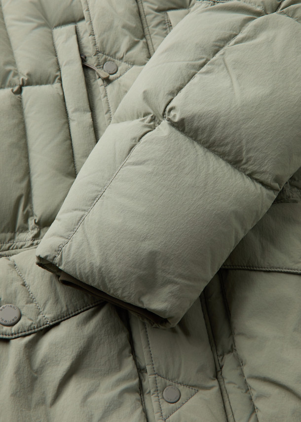 "구스다운 에어트루퍼"는 겨울철 추위를 완벽하게 방어해 줄 남녀 공용 아우터입니다. 보온성이 뛰어난 구스다운 충전재와 튼튼한 나일론 소재를 사용하여, 일상생활은 물론 아웃도어 활동에도 적합합니다. 밀리터리 스타일과 캐주얼 무드를 동시에 느낄 수 있으며, 레귤러핏과 무지 디자인으로 어떤 스타일에도 잘 어울립니다. 카키와 올리브 두 가지 색상으로 출시되었으며, 넉넉한 포켓 디테일과 후드, 방수 기능으로 실용성을 더했습니다. 여행, 캠핑, 등산 등 다양한 TPO에 활용 가능하며, 고프코어 및 미니멀 스타일 연출에도 제격입니다.
