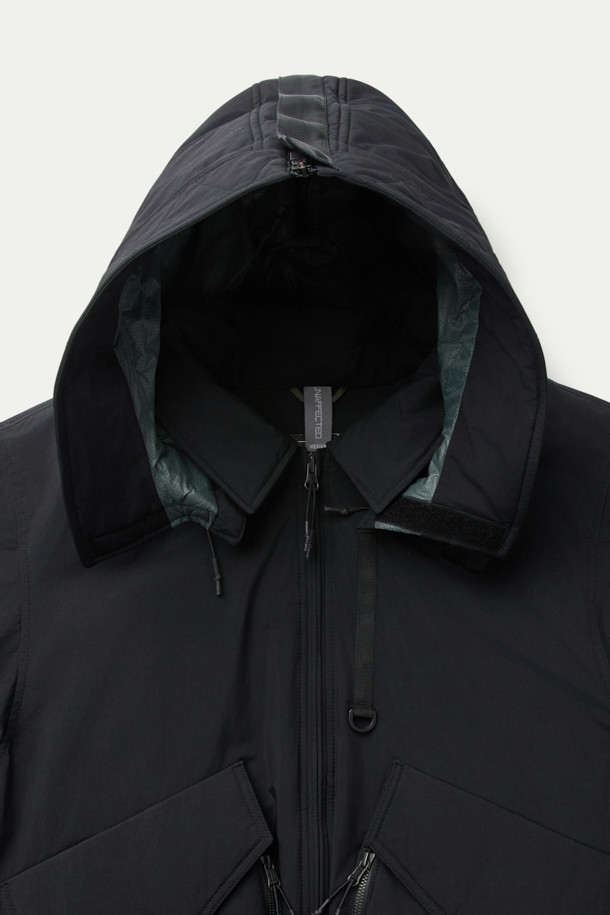 SERIES; X UNAFFECTED MK3 하이브리드 다운 봄버는 남성용 아우터로, 겨울철 일상룩에 적합한 다운 점퍼입니다. 블랙 컬러에 무지 패턴으로 미니멀하면서도 스트릿 스타일을 연출할 수 있으며, 하이넥 디자인과 플랩 포켓 디테일이 돋보입니다. 오버핏 크롭 기장으로 트렌디함을 더하고, 보온성과 방수 기능을 갖춰 추운 날씨에도 쾌적하게 착용 가능합니다. 하이브리드 다운 충전재와 나일론 소재를 사용하여 뛰어난 보온성을 제공하며 출근룩과 여행룩에 모두 활용하기 좋습니다.
