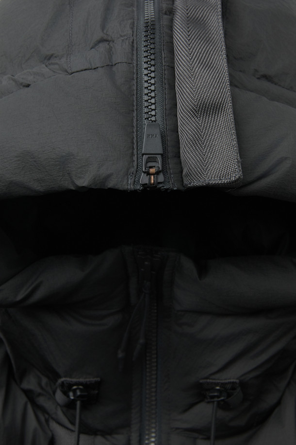 SERIES; X UNAFFECTED N2B 숏 다운 점퍼는 남녀 공용으로 착용 가능한 오버핏 숏패딩입니다. 겨울철 보온과 방풍 기능에 중점을 둔 두꺼운 두께의 나일론 소재를 사용하여 제작되었으며, 부드러운 촉감을 선사합니다. 집업 스타일의 블랙 무지 디자인으로, 캐주얼 및 스포티 무드를 연출하며 캠핑룩이나 등산룩과 같은 TPO에도 적합합니다. 후드가 달려 있어 더욱 따뜻하고 스타일리시하게 착용 가능하며, 미니멀한 스타일을 선호하는 분들께 추천합니다. 긴 소매 기장으로 활동성을 높였습니다.
