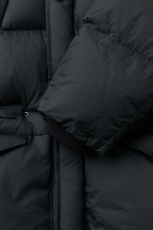 SERIES; X UNAFFECTED M90 ECWCS 다운 파카는 남성용 아우터로, 겨울철 일상 및 아웃도어 활동에 적합한 다운 파카입니다. 블랙 색상의 무지 디자인에 오버핏으로 제작되어 스포티하면서도 밀리터리 스타일을 연출합니다. 두꺼운 두께감과 방수 기능을 갖춘 나일론 소재로 제작되어 보온성을 높였으며, 여행, 캠핑, 등산 등 다양한 TPO에 활용 가능합니다. 집업 여밈 방식에 긴 소매, 후드, 패딩 디테일이 돋보이는 다운 파카입니다.
