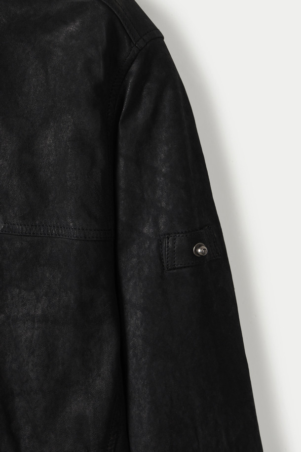 세련된 스타일을 완성하는 여성 양가죽 오일 워싱 트러커 재킷입니다. 부드러운 촉감의 소가죽 소재로 제작되어 편안한 착용감을 선사하며, 봄, 가을 시즌에 활용하기 좋습니다. 크롭 기장과 레귤러핏 디자인으로 캐주얼하고 클래식한 무드를 연출하며, 집업 여밈 방식으로 간편하게 착용할 수 있습니다. 데이트룩, 모임룩 등 다양한 TPO에 활용 가능한 매력적인 아이템입니다. 무지 패턴에 오일 워싱 처리로 은은한 멋을 더했습니다.
