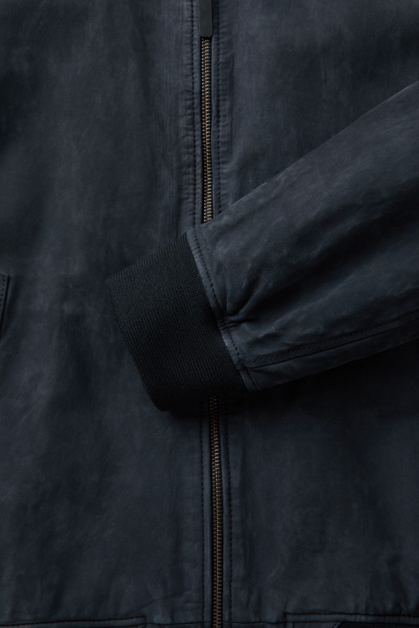 부드러운 양가죽 소재와 워싱 가공으로 빈티지한 멋을 살린 MA-1 스타일의 아우터입니다. 시크한 블랙 컬러에 오버핏 디자인으로 트렌디한 스타일을 연출하며, 봄, 가을 간절기에 활용하기 좋습니다. 크롭 기장과 립 디테일이 더해져 캐주얼하면서도 스트릿 무드를 강조합니다. 긴 소매와 두꺼운 두께감으로 고급스러운 착용감을 선사합니다. 집업 방식으로 간편하게 착용 가능하며, 다양한 스타일과 매치하여 개성 있는 룩을 완성할 수 있습니다.
