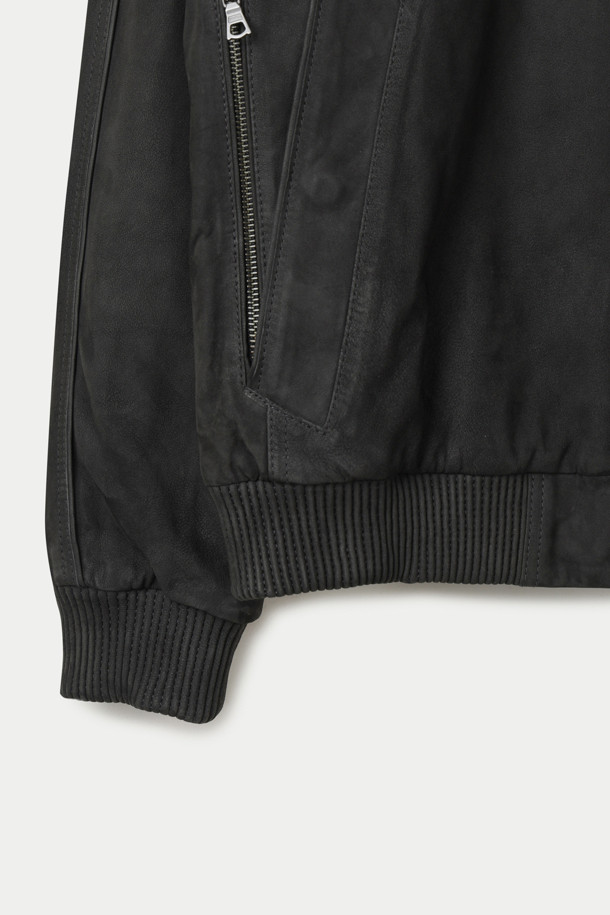 부드러운 양가죽 소재로 제작된 여성용 워싱 후디 점퍼입니다. 캐주얼, 미니멀, 시크 스타일을 연출하기에 좋으며, 데이트룩과 모임룩에 활용하기 좋습니다. 블랙 컬러의 무지 디자인에 루즈핏과 크롭 기장으로 세련된 실루엣을 선사합니다. 봄, 가을 시즌에 적합하며, 두꺼운 두께감으로 따뜻하게 착용할 수 있습니다. 집업 형태로 간편하게 착용 가능하며, 워싱 처리로 자연스러운 멋을 더했습니다.
