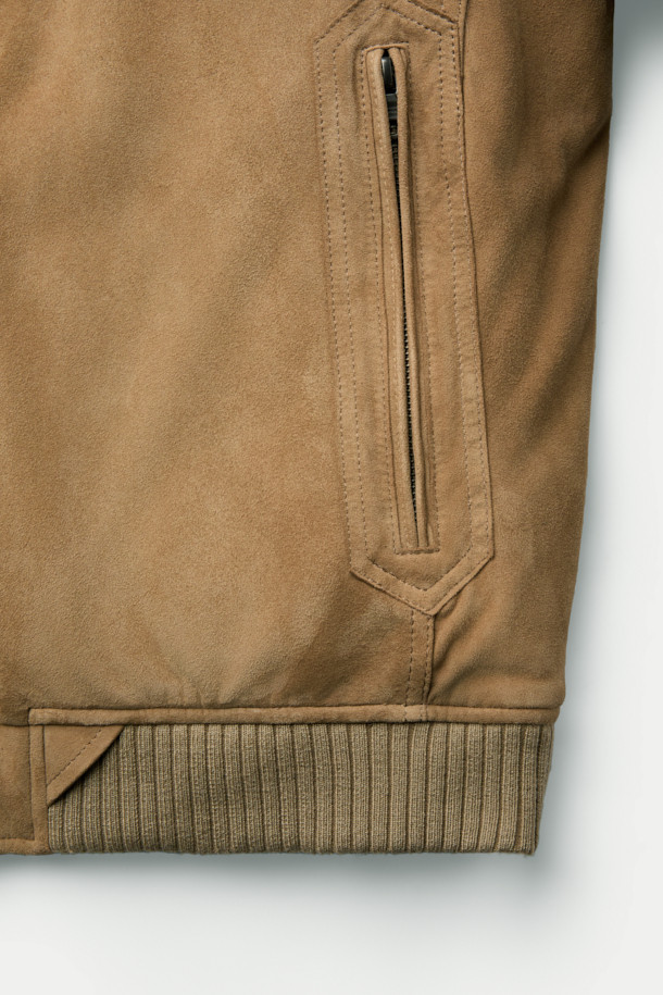 베이지 컬러의 스웨이드 다운 점퍼입니다. 간절기와 초겨울에 적합하며, 클래식하고 미니멀한 스타일을 연출합니다. 부드러운 스웨이드 소재와 두꺼운 두께감으로 포근함을 더하고, 구스다운 충전재를 사용하여 보온성을 높였습니다. 스탠드넥 구조와 니트 시보리 디테일이 돋보이며, 안감과 다운백 분리 설계로 편안함을 제공합니다. 투웨이 지퍼와 긴 소매 기장으로 출근룩에 활용하기 좋습니다.
