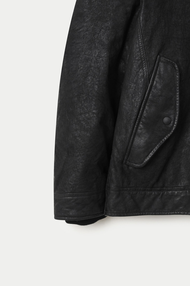 모던하고 클래식한 스타일의 양가죽 라파예트 다운 점퍼입니다. 부드러운 촉감의 양가죽 소재와 구스다운 충전재, 정전기 방지 안감으로 따뜻하고 편안한 착용감을 선사합니다. 탈부착 가능한 시어링 퍼 칼라와 니트 시보리 소매 디테일이 돋보이며, 세미 오버핏으로 편안한 핏을 연출합니다. 겨울철 데일리룩에 활용하기 좋은 블랙 컬러의 무지 디자인으로, 투웨이 지퍼, 후디 포켓, 사선 포켓 등 실용적인 기능까지 갖춘 다운 점퍼입니다. 보온과 방풍 기능을 제공합니다.
