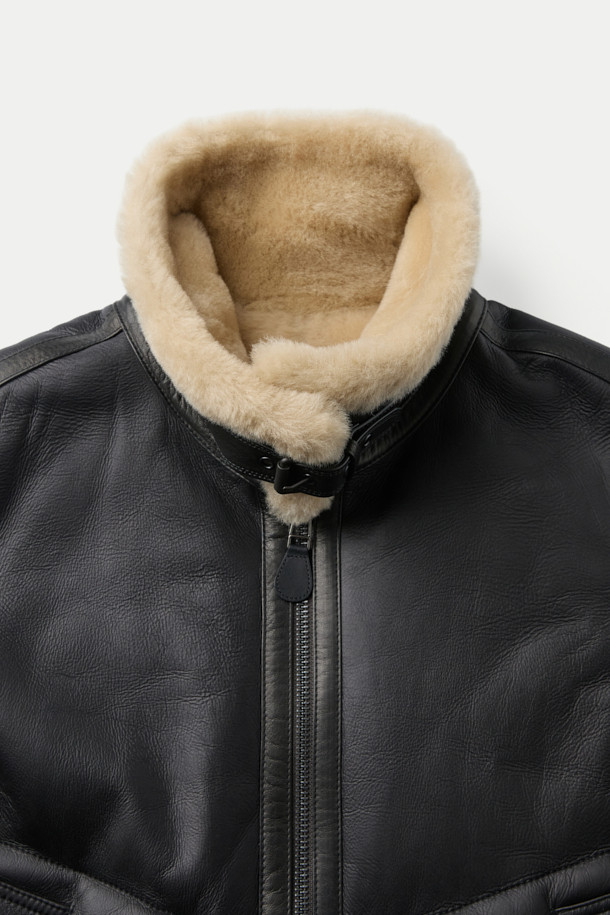 메리노 실키 무스탕은 부드러운 양가죽과 양털 소재를 사용하여 고급스러운 촉감을 선사하는 아우터입니다. 블랙, 베이지 두 가지 색상으로 출시되었으며, 숏 기장의 오버핏 디자인으로 클래식하면서도 캐주얼한 스타일을 연출합니다. 투톤 배색과 비죠 디테일, 투웨이 지퍼, 핸드 포켓 등의 특징으로 보온성과 스타일을 동시에 잡았습니다. 데이트룩, 모임룩 등 다양한 TPO에 활용 가능하며, 미니멀한 룩에도 잘 어울립니다. 겨울철, 따뜻하고 세련된 스타일을 완성해 보세요.
