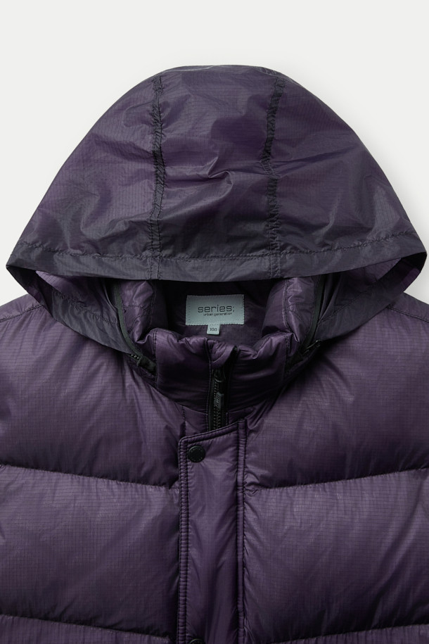 보온성과 활동성을 동시에 잡는 경량 다운 베스트입니다. 겨울철 데일리룩과 캠핑룩에 활용하기 좋은 아이템으로, 스포티, 미니멀, 캐주얼 스타일을 연출할 수 있습니다. 톤 다운된 퍼플 컬러에 무지 및 퀼팅 디자인으로 포인트를 더했으며, 루즈핏으로 편안한 착용감을 선사합니다. 가볍고 따뜻한 나일론 소재에 발수, 방풍 기능까지 갖춰 실용적이며, 내장 후드와 글러브 포켓으로 보온성을 높였습니다.
