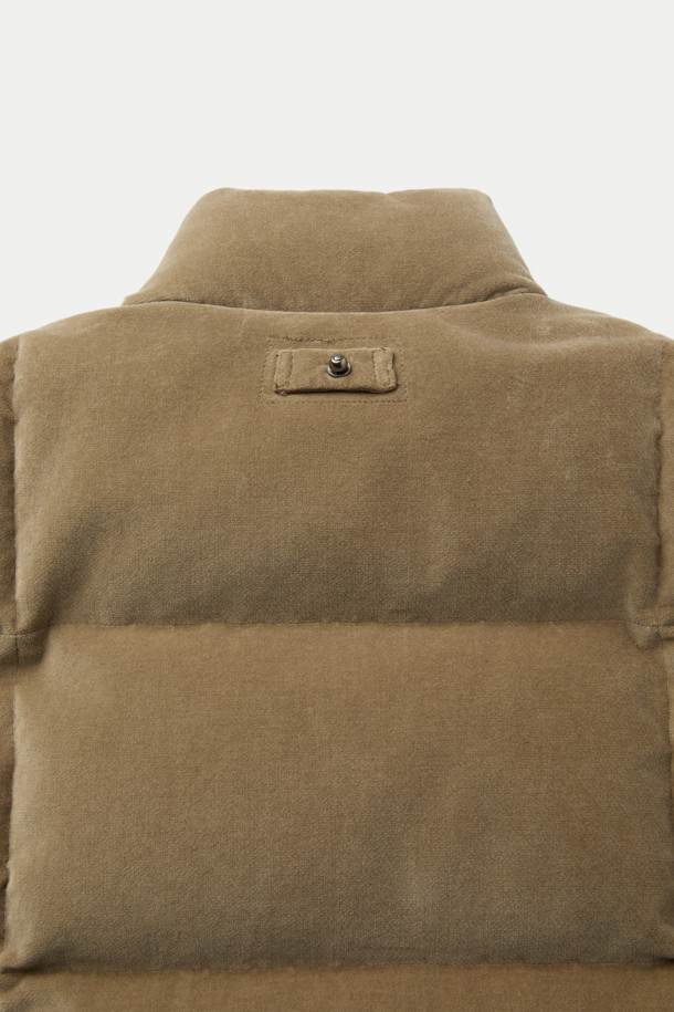 벨베틴 코듀로이 다운 베스트는 가을, 겨울 시즌에 따뜻함과 스타일을 모두 갖춘 아우터입니다. 부드러운 코듀로이 면 소재에 RDS 덕다운 충전재를 사용하여 뛰어난 보온성을 제공하며, 밑단 스트링 조절 기능으로 핏을 자유롭게 연출할 수 있습니다. 캐주얼, 클래식, 미니멀 스타일을 모두 소화하며, 일상 및 아웃도어 활동 시 캠핑룩, 등산룩으로 활용하기 좋습니다. 베이지와 브라운 두 가지 색상으로 출시되었으며, 이중 구조 핸드 포켓으로 실용성을 더했습니다. 스냅 버튼 여밈 방식과 루즈핏 디자인으로 편안한 착용감을 선사합니다.
