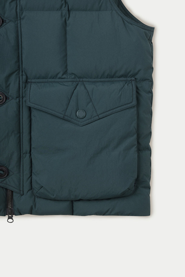 다크 그린 컬러의 블록 다운 베스트는 가을, 겨울철 일상 및 아웃도어 활동에 적합합니다. 80:20 RDS MUSCOVY 덕다운 충전재를 사용하여 보온성을 높였으며, 방풍 코팅과 밑단 스트링 조절 기능으로 외부 환경으로부터 몸을 보호합니다. 루즈핏으로 제작되어 편안한 착용감을 제공하며, 클래식, 캐주얼, 미니멀 스타일을 모두 소화할 수 있습니다. 이중 구조 핸드포켓과 넥라인 스트랩 디테일이 돋보이며, 경량 설계로 활동성을 더했습니다. 캠핑룩, 등산룩 연출에 활용하기 좋습니다.
