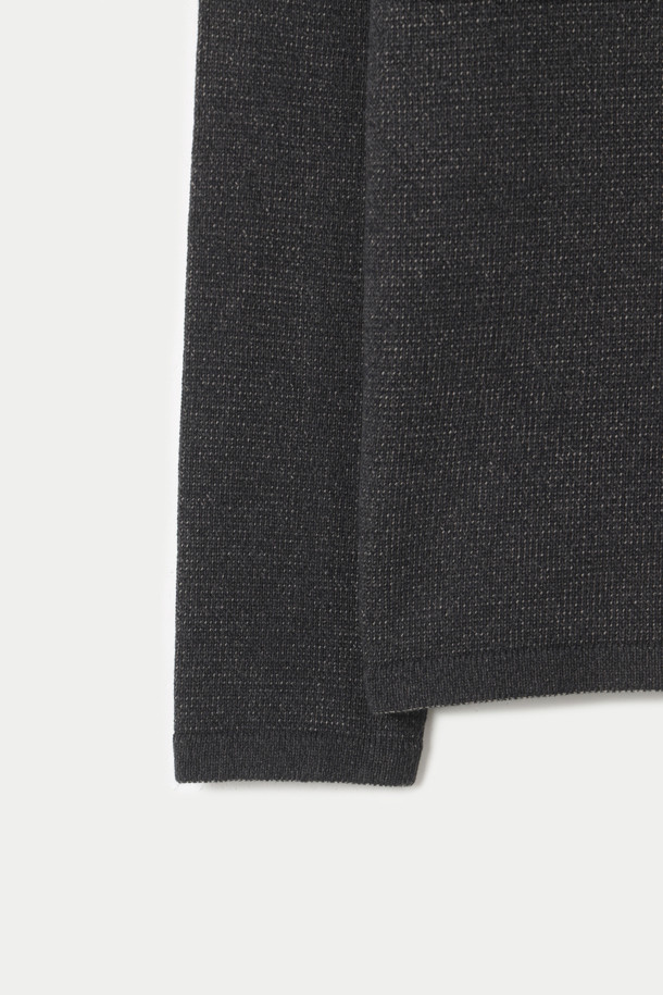 간절기 이중우수 라운드 스웨터는 베이직한 스타일을 추구하는 당신을 위한 아이템입니다. 블랙과 그레이 두 가지 색상으로 출시되어, 데이트룩, 카페룩 등 다양한 TPO에 맞춰 활용할 수 있습니다. 코튼과 페이퍼 소재의 혼방으로 제작되어 가볍고 드라이한 촉감을 선사하며, 통기성이 뛰어나 간절기에도 쾌적하게 착용 가능합니다. 세미루즈핏 라운드넥 디자인에 투톤 조직감으로 포인트를 더했으며, 레이어드 또는 단독 착용 모두 가능하여 활용도가 높습니다. 미니멀, 클래식, 캐주얼 등 어떤 스타일에도 잘 어울리는 필수템입니다.
