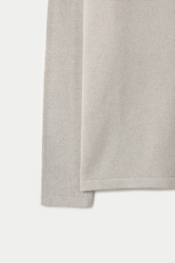 간절기 이중우수 라운드 스웨터는 베이직한 스타일의 데일리 상의입니다. 코튼과 페이퍼 소재의 혼방으로 가볍고 드라이한 촉감을 선사하며, 중간 두께감으로 간절기에 적합합니다. 세미루즈핏 라운드넥 디자인으로 편안하게 착용 가능하며, 투톤 조직감과 긴소매가 특징입니다. 베이지, 그레이 두 가지 컬러로 출시되었으며, 레이어드 및 단독 착용 모두 가능하여 활용도가 높습니다. 통기성이 좋아 쾌적하게 착용할 수 있습니다.
