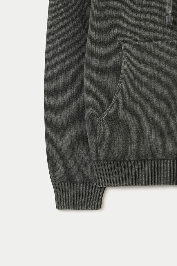 가먼트 다잉 코튼 풀 집업 후디는 부드러운 촉감의 면 소재로 제작되어 편안한 착용감을 선사합니다. 봄, 가을 시즌에 적합하며, 캐주얼 및 베이직 스타일을 연출하기 좋습니다. 무지 디자인에 레귤러핏으로 제작되었으며, 후드 네크라인과 긴소매, 집업 여밈 방식이 특징입니다. 카키, 그린 두 가지 컬러로 출시되어, 산책룩이나 캠핑룩 등 다양한 TPO에 활용 가능합니다. 미니멀, 고프코어 스타일을 즐겨 입는 분들께 추천합니다.
