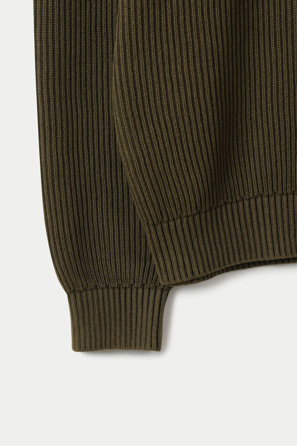 가먼트 다잉(Garment Dyeing) 기법으로 제작된 코튼 하프 집업 풀오버입니다. 부드러운 촉감의 면 소재에 골지 패턴을 더해 편안함과 스타일을 모두 갖췄습니다. 간절기와 겨울철에 활용하기 좋은 두께감으로, 캐주얼하고 베이직한 스타일을 연출하기 좋습니다. 하프넥 디자인과 YKK 지퍼, 팔꿈치 패치 디테일이 돋보이며, 카키 및 올리브 두 가지 색상으로 출시되었습니다. 출근룩과 캠핑룩 등 다양한 TPO에 활용 가능합니다.
