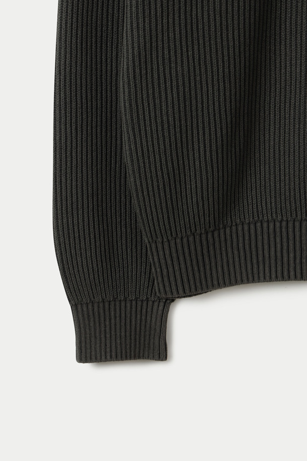 가먼트 다잉 코튼 하프 집업 풀오버는 간절기와 겨울 시즌에 어울리는 상의입니다. 블랙 컬러의 루즈핏이며, 내추럴하고 빈티지한 스타일을 연출합니다. 면 소재의 골지 패턴으로 제작되었으며, 하프넥 디자인과 긴소매, 두꺼운 두께감으로 보온성을 높였습니다. 가먼트 다잉 워싱 기법으로 자연스러운 멋을 더했고, YKK 지퍼와 팔꿈치 패치 디테일로 완성도를 높였습니다. 캐주얼, 클래식, 미니멀 스타일 모두 소화 가능한 활용도 높은 아이템입니다.
