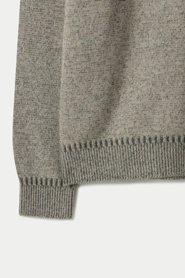 부드러운 울과 캐시미어 혼방 소재로 제작되어 포근한 착용감을 선사하는 이중우수 라운드 스웨터입니다. 톤온톤 배색의 투 톤 컬러 조직이 세련된 분위기를 연출하며, 밑단과 소맷단에 적용된 포인트 조직이 디자인의 완성도를 높입니다. 루즈핏으로 편안하게 착용 가능하며, 두꺼운 두께감으로 간절기부터 겨울까지 따뜻하게 입을 수 있습니다. 데일리룩, 집콕룩, 출근룩 등 다양한 상황에서 미니멀하고 클래식한 스타일을 연출해보세요. 아우터 안에 이너로 활용하기에도 좋습니다.
