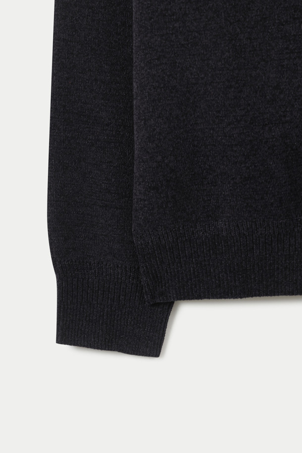 부드러운 벨벳 터치 텍스처가 돋보이는 셔닐 라운드 스웨터입니다. 겨울철 높은 보온성을 제공하며, 루즈핏으로 편안한 착용감을 선사합니다. 무지 디자인에 은은한 투 톤 컬러가 더해져 베이직하면서도 세련된 스타일을 연출합니다. 암홀 솔기라인 티핑 배색 디테일이 돋보이며, 형태 유지력이 우수합니다. 겨울 데일리룩, 집콕룩, 모임룩 등 다양한 TPO에 맞춰 클래식, 미니멀, 캐주얼 스타일로 활용하기 좋습니다.
