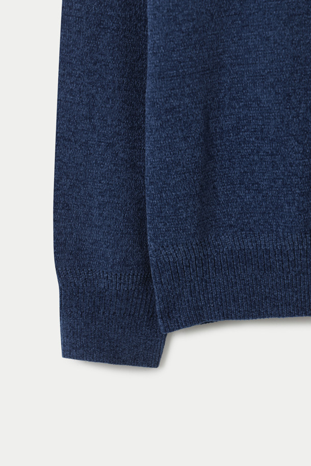 네이비 컬러의 셔닐 라운드 스웨터입니다. 부드러운 벨벳 터치 텍스처로 제작되어 포근하고 고급스러운 착용감을 선사하며, 가을과 겨울 시즌에 높은 보온성을 제공합니다. 은은한 투톤 컬러와 암홀 솔기라인의 티핑 배색 디테일이 돋보입니다. 루즈핏 라운드넥 디자인으로 편안하게 착용 가능하며, 형태 유지력이 뛰어나 오랫동안 변형 없이 즐길 수 있습니다. 베이직, 미니멀 스타일을 선호하는 분들께 데일리룩, 집콕룩, 모임룩으로 제안합니다.
