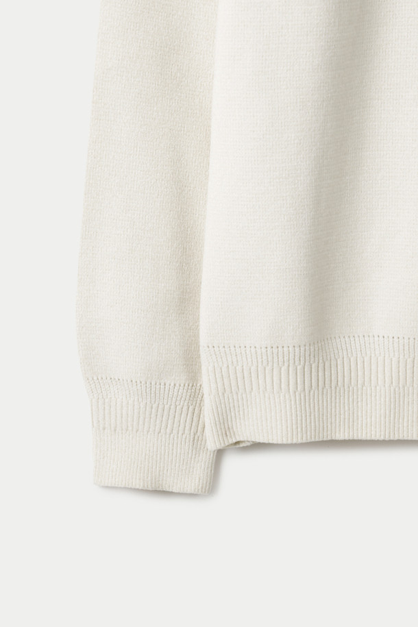 부드러운 셔닐 소재의 라운드 넥 스웨터입니다. 겨울철 데일리룩과 집콕룩에 활용하기 좋은 베이직 스타일의 아이템입니다. 벨벳 터치 텍스처와 은은한 투 톤 컬러가 특징이며, 암홀 솔기라인의 티핑 배색으로 포인트를 더했습니다. 루즈핏으로 편안한 착용감을 선사하며, 높은 보온성과 형태 유지력으로 오랫동안 따뜻하게 즐길 수 있습니다. 두꺼운 두께감으로 한겨울에도 따뜻하게 입을 수 있는 머스트 해브 아이템입니다.
