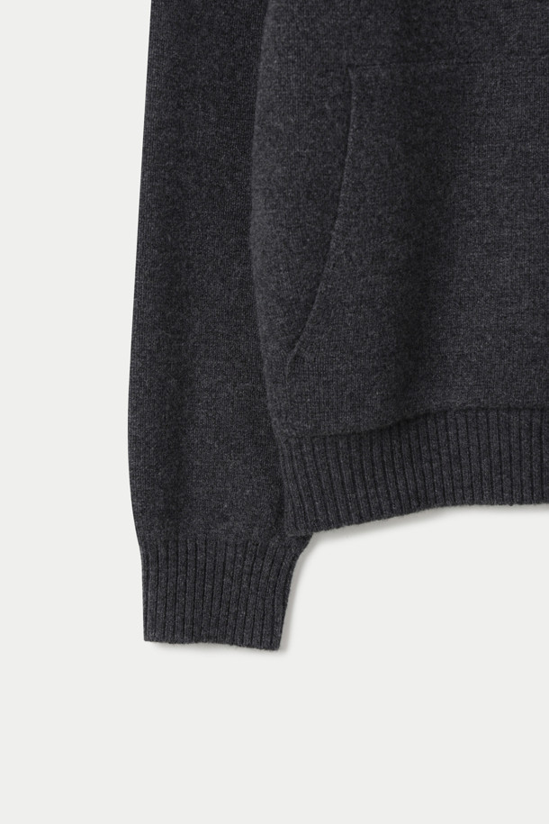 차콜 그레이 컬러의 버튼 라운드 가디건입니다. 울과 면 혼방 소재로 제작되어 부드러운 촉감과 두꺼운 두께감으로 따뜻하게 착용할 수 있습니다. 루즈핏 디자인과 긴 소매 기장으로 편안한 착용감을 선사하며, 데일리룩, 카페룩, 모임룩 등 다양한 TPO에 활용 가능합니다. 베이직, 미니멀, 클래식 스타일을 즐겨 입는 분들께 추천하며, 패치 포켓 디테일과 고급스러운 버팔로 혼 버튼이 특징입니다. 레이어링하여 사계절 내내 활용하기 좋습니다.
