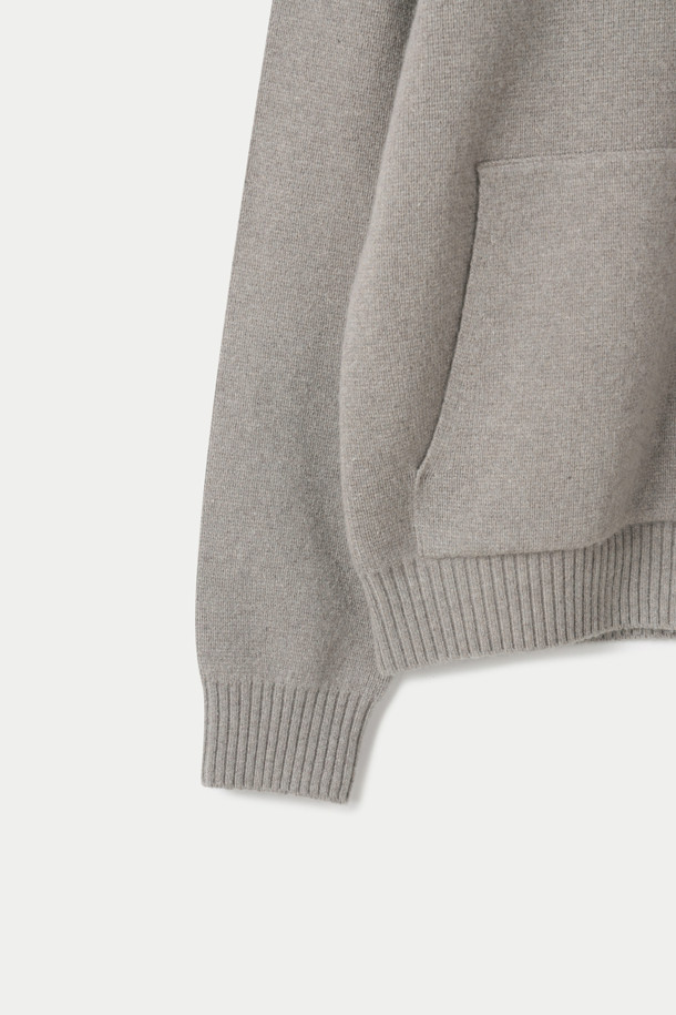 **버튼 라운드 가디건**

부드러운 울과 코튼 혼방 소재로 제작되어 포근한 착용감을 선사하는 버튼 라운드 가디건입니다. 톤 다운된 그레이 컬러와 베이직, 미니멀한 디자인으로 다양한 스타일 연출에 용이합니다. 넉넉한 루즈핏에 긴 소매 기장으로 편안함을 더하고, 두꺼운 두께감과 단단한 촉감, 그리고 버팔로 혼 버튼과 패치 포켓 디테일이 특징입니다. 사계절 내내 활용 가능하며, 형태 유지력이 우수하여 오랫동안 변형 없이 착용할 수 있습니다. 집콕룩, 산책룩 등 데일리 및 일상에서 클래식, 미니멀, 캐주얼 스타일로 코디하기 좋습니다.
