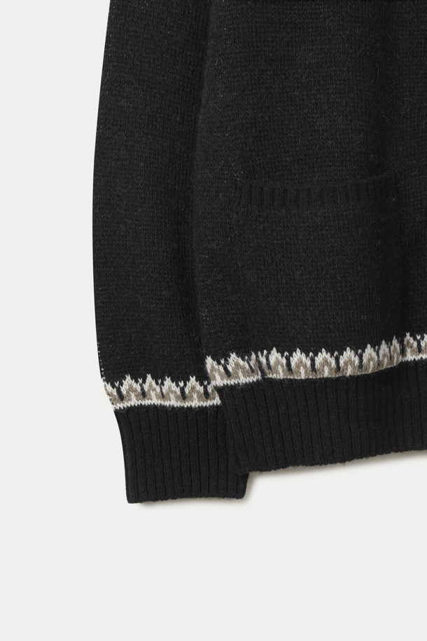 블랙과 화이트 컬러의 여성용 패턴 가디건입니다. 울 소재로 제작되어 부드러운 촉감을 선사하며, 가을과 겨울에 따뜻하게 착용할 수 있습니다. 노르딕 또는 기하학 패턴이 돋보이는 디자인으로, 라운드넥에 집업 방식의 긴소매 크롭 기장입니다. 캐주얼, 베이직 스타일로 출근룩이나 모임룩에 활용하기 좋으며, 지퍼 디테일이 포인트입니다.
