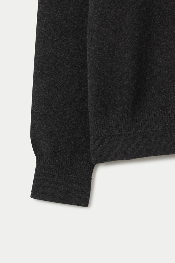 부드러운 울 혼방 소재로 제작된 블랙 컬러의 모크넥 스웨터입니다. 겨울철 출근룩, 미니멀, 클래식, 캐주얼 스타일을 연출하기에 적합합니다. 세미 루즈핏으로 편안한 착용감을 선사하며, 밑단과 소맷단 조직 변형으로 은은한 포인트를 더했습니다. 암홀 라인 솔기 디테일과 레이어드 착용이 용이하여 다양한 스타일링이 가능합니다. 긴 소매 기장의 무지 디자인으로 어떤 옷에도 쉽게 매치할 수 있습니다.
