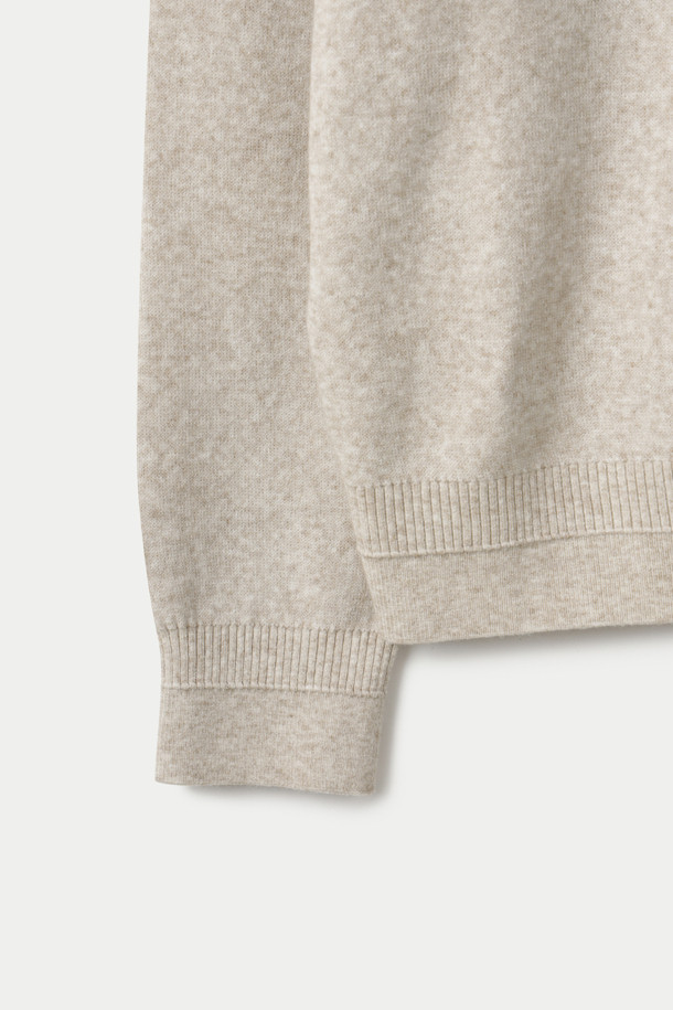 부드러운 울 혼방 소재의 모크넥 스웨터입니다. 베이직하고 미니멀한 스타일로, 겨울철에 따뜻하게 착용하기 좋습니다. 세미 루즈핏으로 편안한 착용감을 선사하며, 레귤러 기장으로 다양한 하의와 매치하기 용이합니다. 베이지와 그레이 두 가지 색상으로 출시되었으며, 밑단과 소맷단 조직 변형, 암홀 라인 솔기 디테일로 포인트를 더했습니다. 레이어드하여 더욱 스타일리시하게 연출할 수 있습니다.
