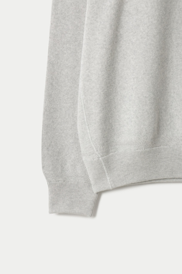 부드러운 촉감의 캐시미어 혼방 소재로 제작되어 포근함을 선사하는 그레이 컬러의 맨투맨 스웨터입니다. 간절기와 겨울철에 적합하며, 라운드넥과 루즈핏 디자인으로 편안한 착용감을 자랑합니다. 베이직한 스타일로 다양한 하의와 매치하여 미니멀, 클래식, 캐주얼 룩을 연출하기 좋습니다. 립 디테일과 밀도 있는 편직, 안정적인 형태감으로 스웻셔츠의 기본 구조를 잘 살렸습니다. 겨울 데일리룩, 집콕룩, 산책룩 등 TPO에 구애받지 않고 활용할 수 있는 데일리 아이템입니다.
