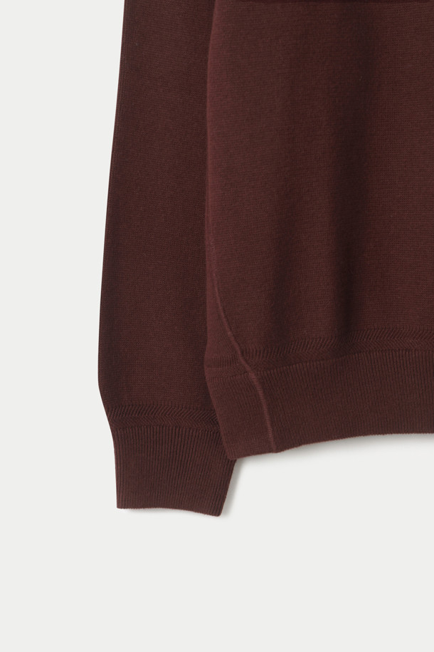 부드러운 면과 캐시미어 혼방 소재의 브라운 컬러 맨투맨 스웨터입니다. 간절기와 겨울철에 활용하기 좋은 적당한 두께감으로, 루즈핏의 편안한 착용감을 선사합니다. 라운드넥 디자인에 무지 패턴으로 제작되어 베이직하고 캐주얼한 스타일을 연출합니다. 스웻셔츠 구조를 기반으로, 옆선 립 디테일과 밀도 있는 편직, 안정적인 형태감을 갖춰 완성도를 높였습니다. 데일리룩, 집콕룩, 산책룩 등 다양한 TPO에 활용하기 좋은 아이템입니다.
