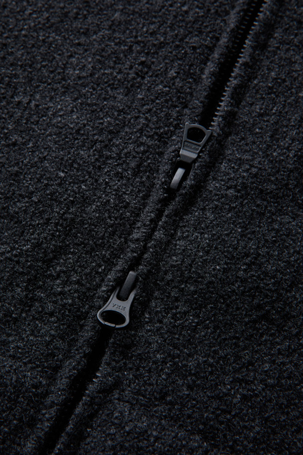 **부클레 니트 후디 집업**은 간절기부터 겨울까지 따뜻하게 입을 수 있는 캐주얼 스타일의 상의입니다. 부드러운 울 소재와 부클 패턴이 포근한 느낌을 주며, 루즈핏으로 편안한 착용감을 선사합니다. 블랙 컬러로 어떤 옷에도 쉽게 매치할 수 있으며, 긴 소매와 후드 디자인으로 보온성을 높였습니다. 편직된 스트링 끈과 리얼 가죽 팁 마감, 전면 포켓 디테일이 돋보이며, 집업 형태로 간편하게 입고 벗을 수 있습니다. 집콕룩, 산책룩 등 다양한 TPO에 활용하기 좋은 아이템입니다.
