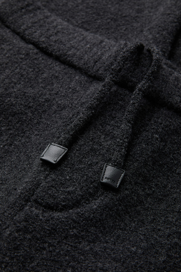 부클레 니트 팬츠는 부드러운 촉감의 울 소재로 제작되어 간절기부터 겨울까지 따뜻하게 착용 가능한 캐주얼 와이드핏 니트 팬츠입니다. 허리 밴딩과 밑단 스트링으로 편안한 착용감을 제공하며, 사이드 포켓이 있어 실용성을 더했습니다. 무지 디자인으로 어떤 상의와도 잘 어울려 데일리룩, 집콕룩, 산책룩 등 다양한 TPO에 활용하기 좋습니다. 미니멀, 클래식 스타일을 즐기는 분들께 추천하며, 셋업으로도 연출할 수 있어 활용도가 높습니다. 블랙 컬러로 시크하고 세련된 느낌을 연출해보세요.
