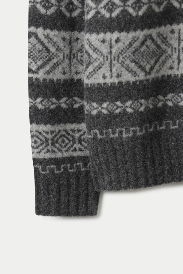 부드러운 울 소재와 두꺼운 두께감으로 따뜻함을 선사하는 윈터 패턴 스웨터입니다. 그레이와 차콜 컬러의 클래식한 색상 조합에, 페어아일 패턴이 더해져 포근한 분위기를 연출합니다. 세미루즈핏으로 편안하게 착용 가능하며, 레이어드 스타일링에도 용이합니다. 긴소매와 크루넥 디자인으로, 출근룩이나 모임룩 등 다양한 TPO에 활용할 수 있습니다. 부클 원사를 사용하여 적당한 볼륨감을 살린 것이 특징입니다.
