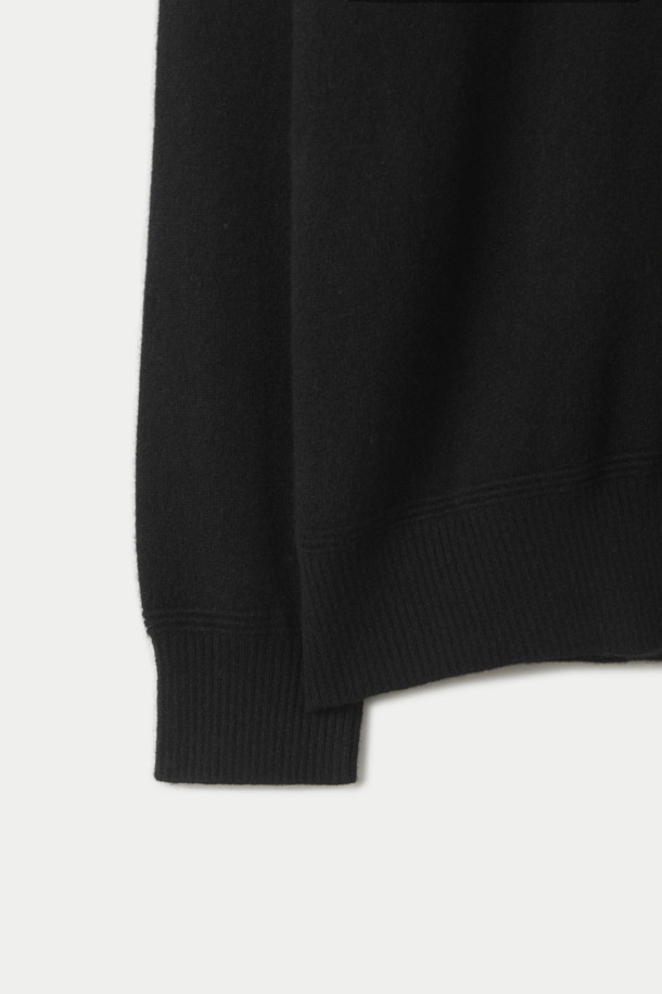 부드러운 캐시미어 소재의 블랙 터틀넥 스웨터입니다. 하이게이지 편직으로 제작되어 고급스러운 촉감과 핏을 선사하며, 레귤러핏으로 편안하게 착용 가능합니다. 두꺼운 두께감으로 가을, 겨울 시즌에 따뜻하게 입을 수 있으며, 엘보우 패치 디테일과 뒷판 네크라인 조직 포인트로 디자인의 완성도를 높였습니다. 클래식, 미니멀, 시크 스타일 연출에 적합하며, 겨울 데일리룩, 오피스룩, 모임룩 등 다양한 TPO에 활용할 수 있습니다. 보온성이 우수하여 추운 날씨에도 따뜻함을 유지해 줍니다.
